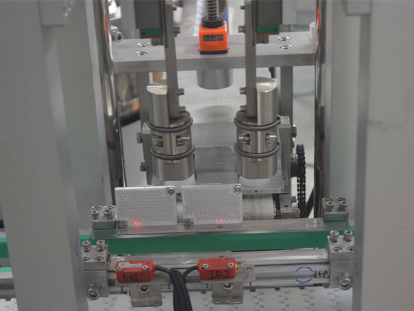 菠萝菠萝蜜在线观看智能活塞灌裝機和旋蓋機（jī）助（zhù）力妮維雅提升生（shēng）產效率