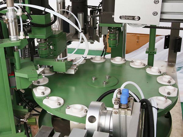 冠（guàn）鴻智能為哈希實（shí）驗室定製試管灌裝（zhuāng）旋蓋一體機